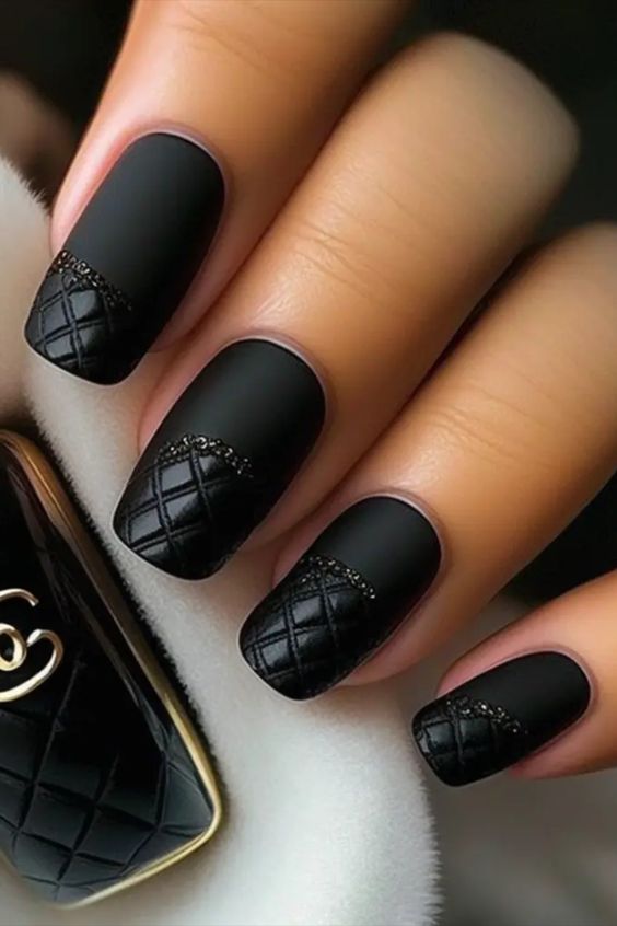 54+ Beautiful Dark Nail Designs 2023