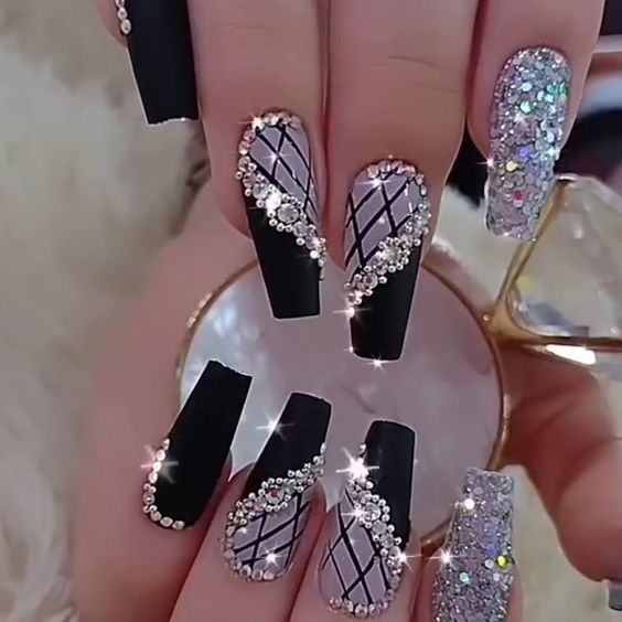 54+ Beautiful Black And Silver Nail Ideas (2023)